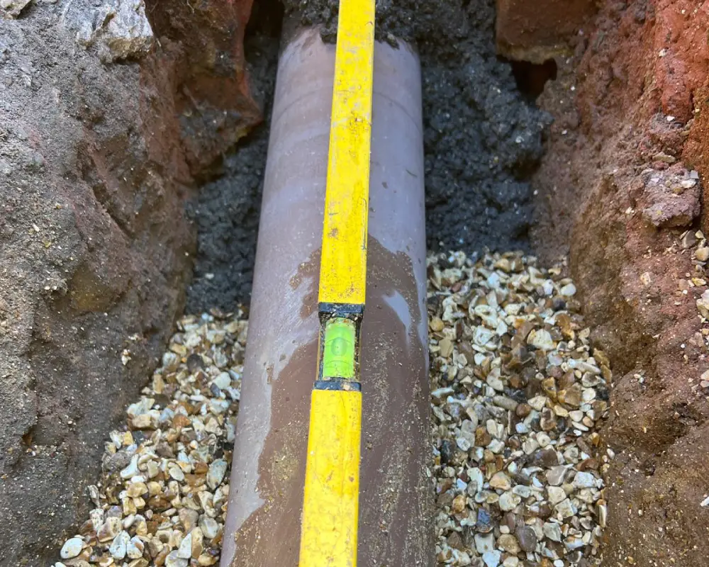 Clay drainage installation
