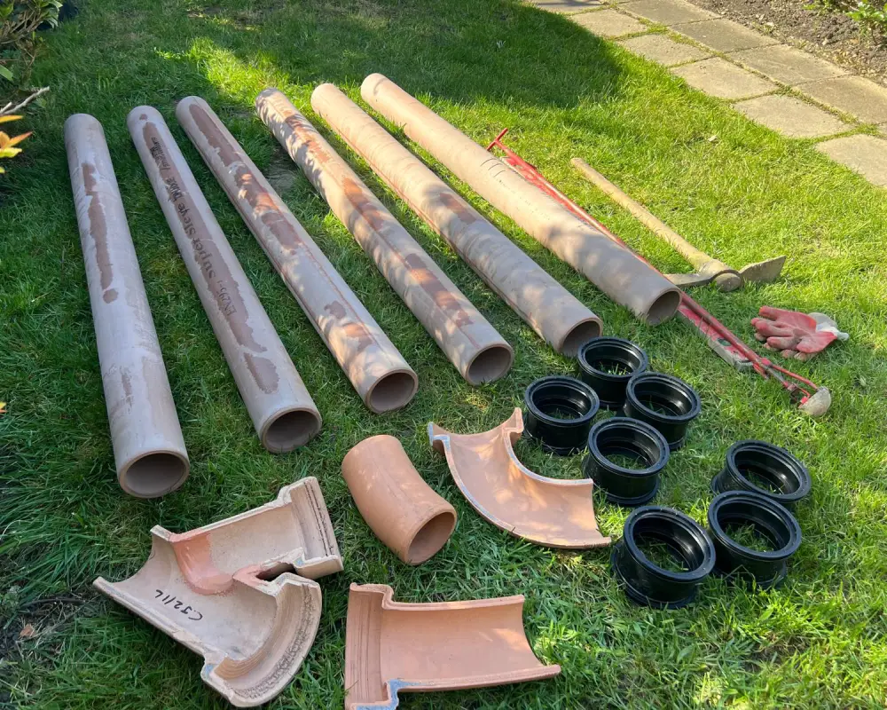 Clay drainage installation